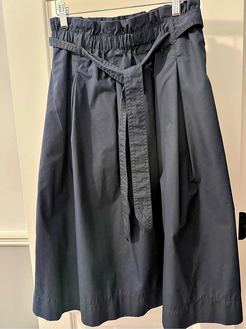 H&M Midi Skirt in Navy Size 6 Like New